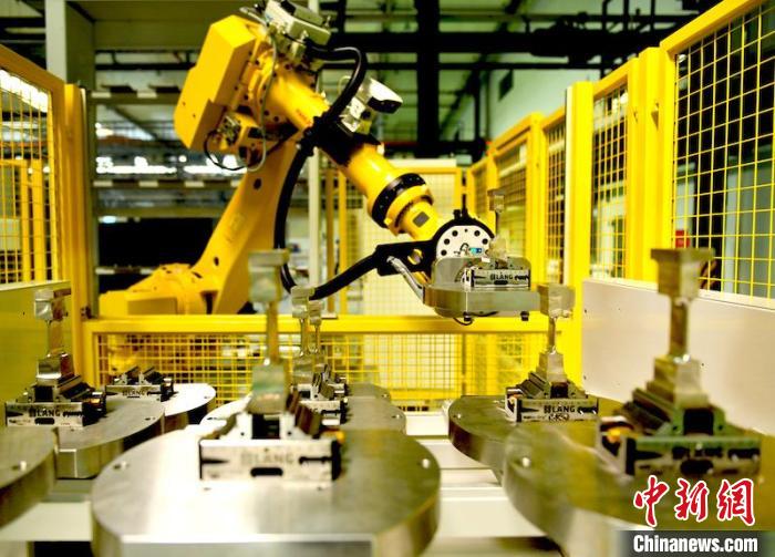 产线机器人放置完工叶片。　刘岗 摄
